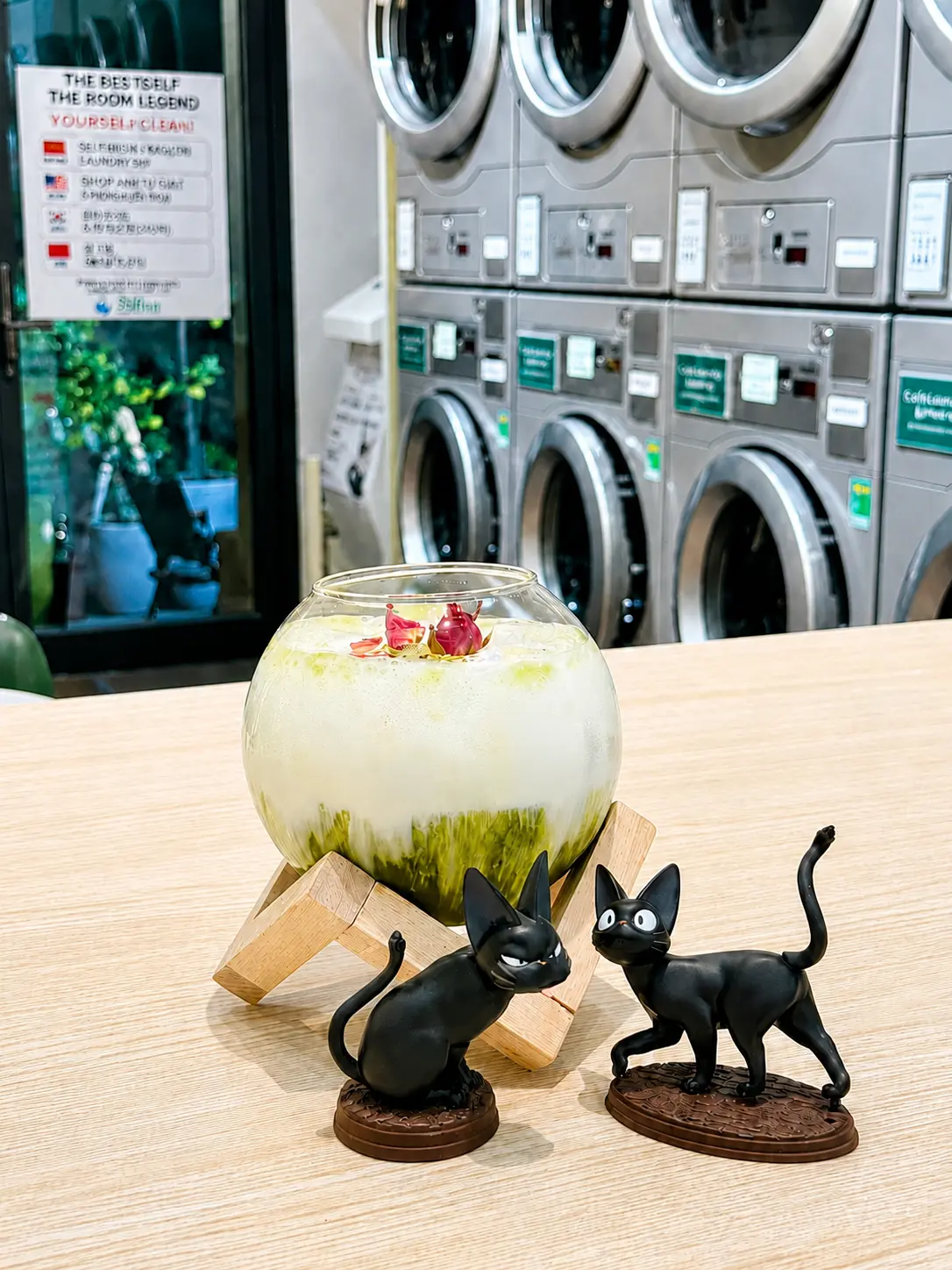 Salted matcha at Flower Cafe Da Nang with decorative cat figures